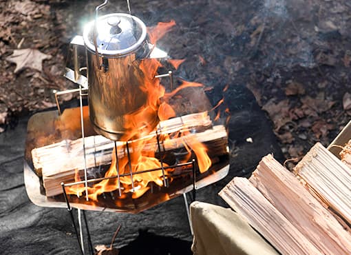 焚火を楽しむロースタイルキャンプ